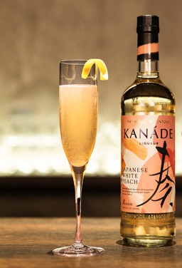 산토리 KANÁDE 백도 700ml 30도 무료배송 - 향긋하고 부드러운 복숭아 리큐르의 정점